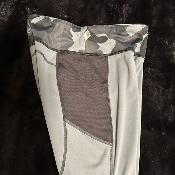 Athleta 7/8 length legging - Picture 10 of 16